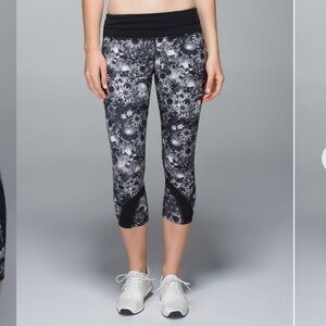 Lululemon Run Inspire Crop II Luxtreme Flowabunga Black Angel Wing EUC Size 8